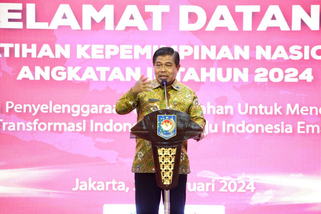 Sekjen Kemendagri Suhajar Diantoro membuka Pelatihan Kepemimpinan Nasional Tingkat II Angkatan III Tahun 2024 di Kantor Badan Pengembangan Sumber Daya Manusia (BPSDM) Kemendagri, Jakarta, Rabu (21/2/2024). Foto: Kemendagri RI