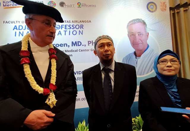 Sekretaris Departemen Bedah Saraf Fakultas Kedokteran (FK) Unair, dr  Wihasto Suryaningtyas, Sp.BS (K) (tengah). Foto: Masruroh/Basra