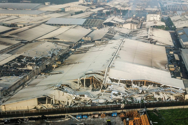 Foto udara kawasan industri yang terdampak angin puting beliung di Kabupaten Sumedang, Jawa Barat, Kamis (22/2/2024). Foto: Raisan Al Farisi/ANTARA FOTO
