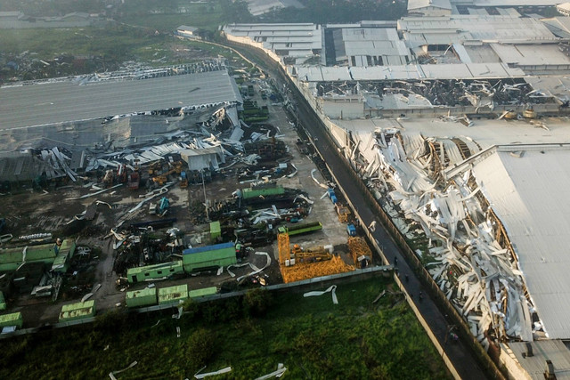 Foto udara kawasan industri yang terdampak angin puting beliung di Kabupaten Sumedang, Jawa Barat, Kamis (22/2/2024). Foto: Raisan Al Farisi/ANTARA FOTO