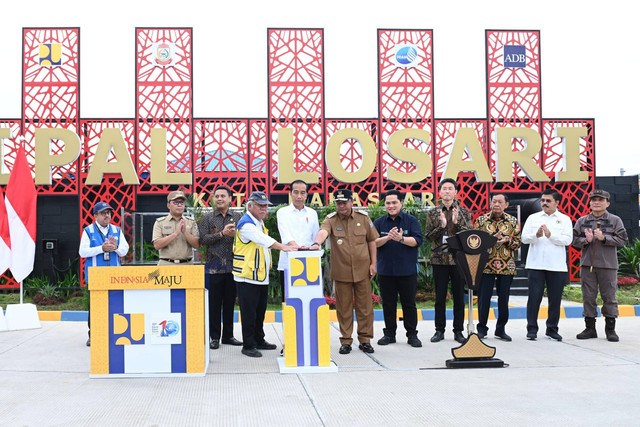 Presiden Jokowi meresmikan SPAL-DT Losari di Makassar, Kamis (22/2/2024). Foto: Kris/Biro Pers Sekretariat Presiden