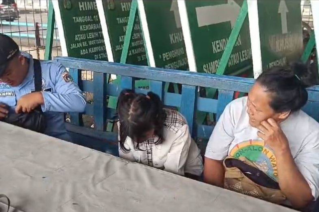 Petugas P3S Sudin Sosial Jakarta Utara bersama anak yang terlantar di Jakarta (tengah) dan ibu yang menemukannya melapor ke petugas di kawasan Ancol di Jakarta, Rabu (21/2/2024). Foto: ANTARA/HO-Dokumentasi Pribadi