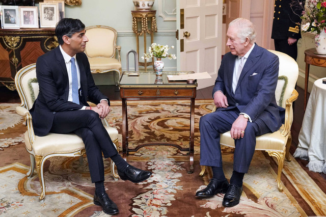 Raja Inggris Charles III (kanan) berbicara dengan Perdana Menteri Inggris Rishi Sunak di Istana Buckingham, di pusat kota London, pada 21 Februari 2024. Foto: Jonathan Brady / POOL / AFP