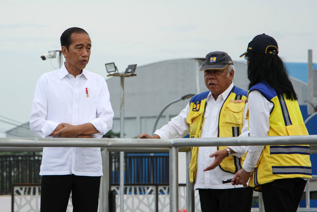 Presiden Jokowi bersama Menteri PUPR Basuki Hadimuljono dan Dirjen Cipta Karya Kementerian PUPR Diana Kusumastuti melakukan peninjauan Instalasi Pengolahan Air Limbah (IPAL) Losari saat peresmian di Makassar, Sulawesi Selatan, Kamis (22/2/2024). Foto: Arnas Padda/ANTARA FOTO