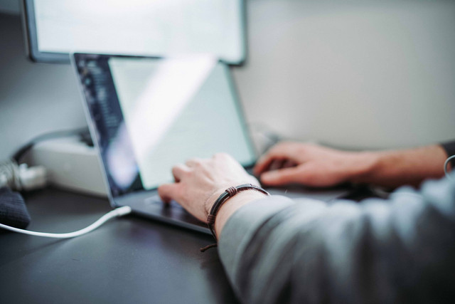 Ilustrasi proses cycle count Macbook. Foto: Unsplash