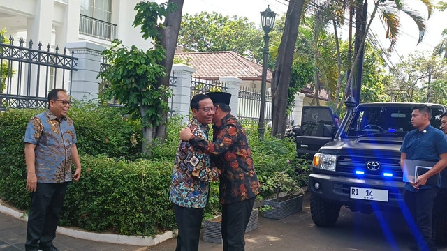 Menko Polhukam, Hadi Tjahjanto, berkunjung ke kediaman Mahfud MD, di Patra Kuningan, Jakarta Selatan, Kamis (22/2/2024). Foto: Zamachsyari/kumparan