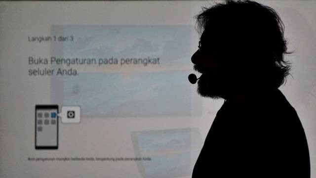 Fotografer Darwis Triadi memeragakan pemotretan fashion menggunakan kamera handphone di Museum Nasional. Foto: Jamal Ramadhan/kumparan