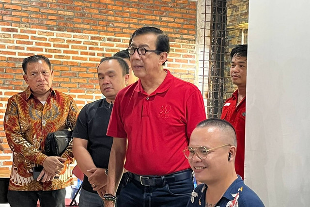 Yasonna Laoly saat meninjau perhitungan suara di Rumah Hitung BPSN PDIP Medan di Kota Medan, Kamis (22/2/2024). Foto: Tri Vosa/kumparan