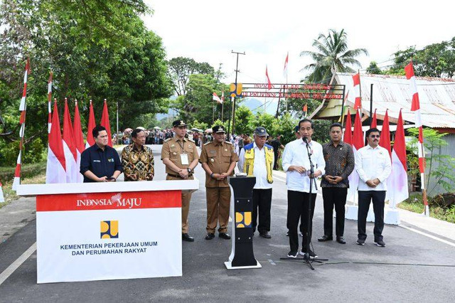 Presiden Joko Widodo meresmikan sejumlah ruas jalan di Provinsi Sulawesi Selatan, dalam acara yang dipusatkan di Kabupaten Pangkajene dan Kepulauan (Pangkep) pada Kamis (22/2/2024). Foto: Biro Pers Sekretariat Presiden RI/HO ANTARA