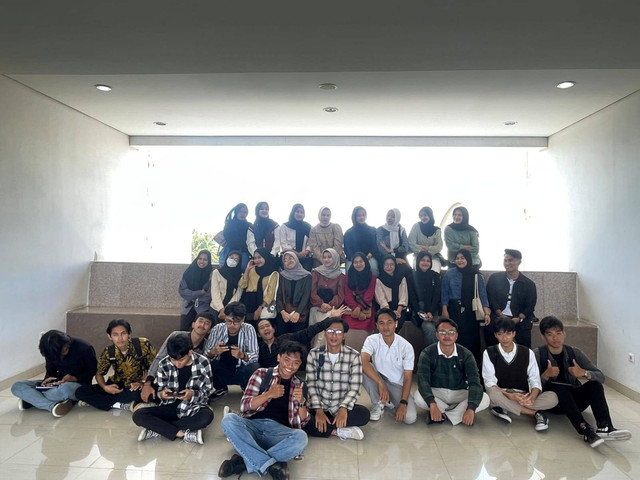 Kuliah di Universitas Muhammadiyah Yogyakarta tidak hanya sekadar tentang memperoleh gelar akademis, esensi kuliah di sini terletak pada penuatan akademik, karakter, dan spiritualistas mahasiswa. Sumber gambar: Dokumentasi pribadi.