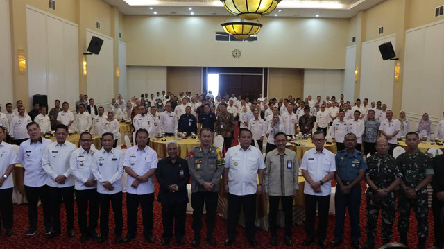 Gubernur Provinsi Lampung, Arinal Djunaidi (tengah) saat foto bersama dalam High Level Meeting dan Capacity Building TPID yang digelar di Kantor Perwakilan Bank Indonesia Provinsi Lampung, Rabu, 21/2/2024. (Dok: Bima Prastya Handawi)