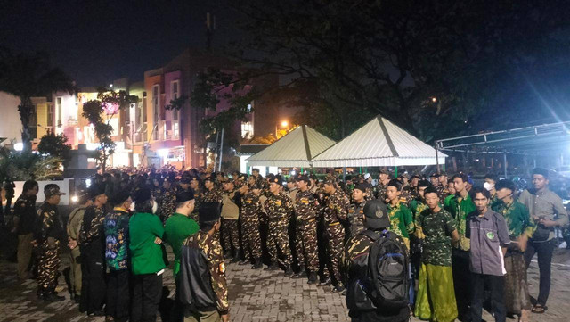 Mediasi antara GP Ansor Gunung Anyar Surabaya dan takmir Masjid Assalam Purimas, Surabaya dalam penolakan kedatangan Ustaz Syafiq Riza Basalamah di acara Tablik Akbar di Masjid Assalam Purimas, Surabaya pada Kamis (22/2/2024). Foto: GP Ansor Gunung Any