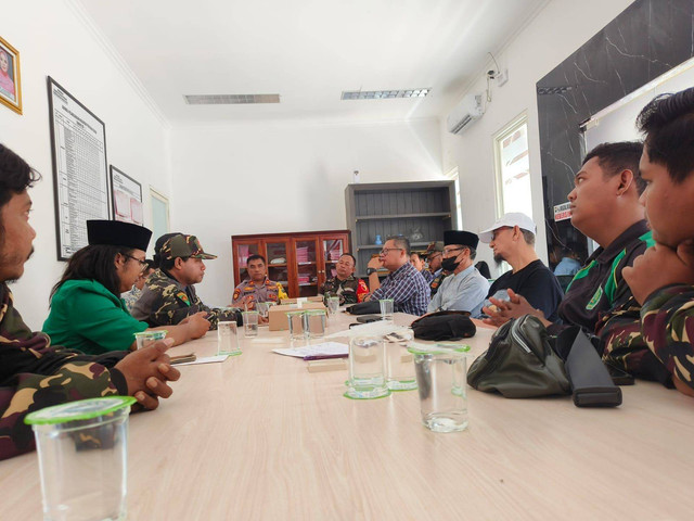 Mediasi antara GP Ansor Gunung Anyar Surabaya dan takmir Masjid Assalam Purimas, Surabaya dalam penolakan kedatangan Ustaz Syafiq Riza Basalamah di acara Tablik Akbar di Masjid Assalam Purimas, Surabaya pada Kamis (22/2/2024). Foto: GP Ansor Gunung Any