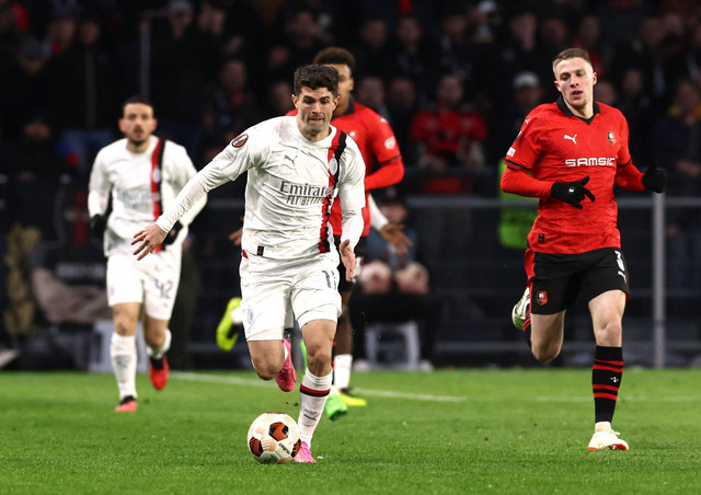 Christian Pulisic beraksi saat Stade Rennes vs AC Milan dalam laga playoff leg 2 Liga Europa 2023/24 di Stadion Roazhon Park, Prancis, pada Jumat (23/2) dini hari WIB. Foto: REUTERS/Stephanie Lecocq