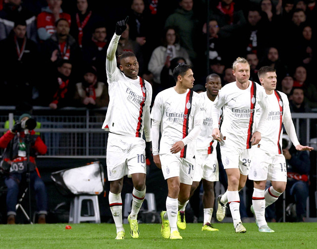 Rafael Leao (kiri) berselebrasi dengan rekan setimnya saat Stade Rennes vs AC Milan dalam laga playoff leg 2 Liga Europa 2023/24 di Stadion Roazhon Park, Prancis, pada Jumat (23/2) dini hari WIB. Foto: REUTERS/Stephanie Lecocq