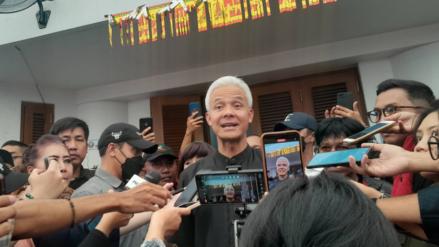 Konferensi pers capres Nomor urut 03, Ganjar Pranowo, di Rumah Aspirasi Relawan Ganjar-Mahfud, Menteng, Jakarta Pusat, Jumat (23/2/2024). Foto: Zamachsyari/kumparan