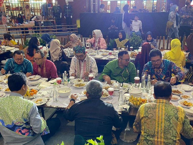 Makan beseprah menyambut para tamu di gelaran Expo Saprahan Khatulistiwa 2024. Foto: Yulia Ramadhiyanti/Hi!Pontianak