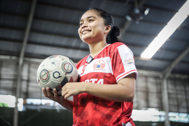 Kapten Timnas Wanita Indonesia era 2018-2022, Ade Mustikiana, saat disambangi di tempat latihan PON DKI Jakarta, Tifosi Sport Center, Jakarta Timur, pada 17 Januari 2024. Foto: Iqbal Firdaus/kumparan