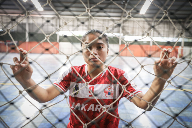 Kapten Timnas Wanita Indonesia era 2018-2022, Ade Mustikiana, saat disambangi di tempat latihan PON DKI Jakarta, Tifosi Sport Center, Jakarta Timur, pada 17 Januari 2024. Foto: Iqbal Firdaus/kumparan