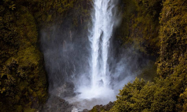 Curug Layung. Foto hanyalah ilustrasi bukan tempat sebenarnya. Sumber: Unsplash/fikry anshor