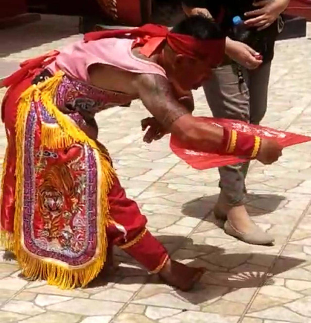 Tatung gelar ritual cuci jalan di Pontianak pada Jumat, 23 Februari 2024. Foto: Dok. Hi!Pontianak