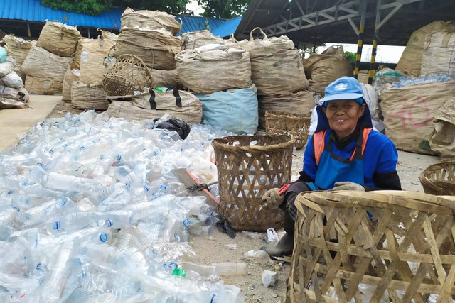 Pengolahan sampah di Recycling Business Unit (RBU) Tangerang Selatan. Foto: Dok. Istimewa