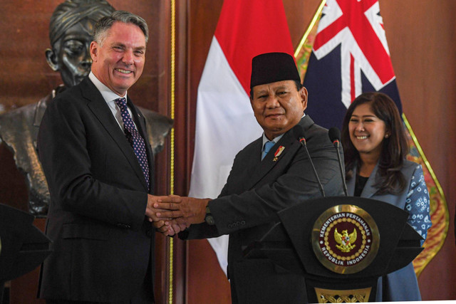 Menhan Prabowo Subianto (kanan) berjabat tangan dengan Menhan sekaligus Wakil PM Australia Richard Marles (kiri) di kantor Kementerian Pertahanan, Jakarta, Jumat (23/2/2024). Foto: Muhammad Adimaja/ANTARA FOTO