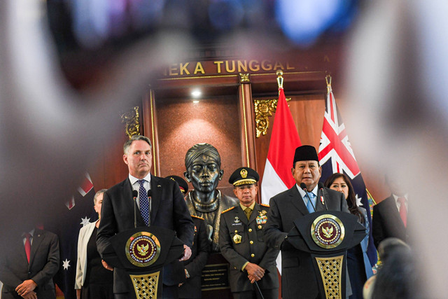Menhan Prabowo Subianto (kanan) bersama Menhan sekaligus Wakil PM Australia Richard Marles (kiri) memberikan keterangan pers usai melakukan pertemuan di kantor Kementerian Pertahanan, Jakarta, Jumat (23/2/2024). Foto: Muhammad Adimaja/ANTARA FOTO