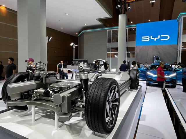 Rancang bangun mobil listrik BYD, e-Platform 3.0 di IIMS 2024. Foto: kumparan