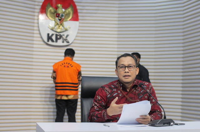 Kabag Pemberitaan KPK Ali Fikri (tengah) memberikan keterangan pers terkait penahanan tersangka Kepala Badan Pelayanan Pajak Daerah (BPPD) Kabupaten Sidoarjo Ari Suryono di Gedung Merah Putih KPK, Jakarta, Jumat (23/2/2024). Foto: Reno Esnir/ANTARA FOTO