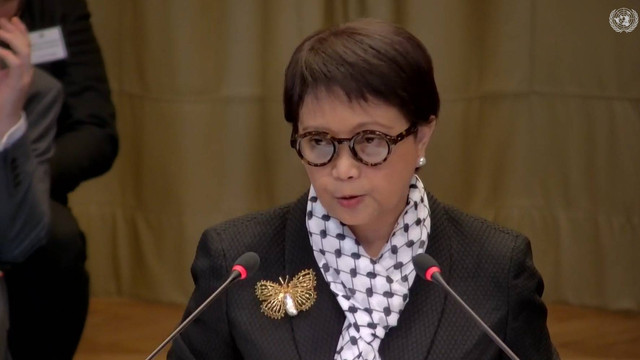 Menlu Retno Marsudi menyampaikan pandangan lisan di depan Mahkamah Internasional (ICJ) di Den Haag, Belanda, Jumat (23/2/2024). Foto: UN TV