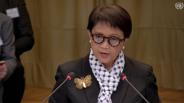 Menlu Retno Marsudi menyampaikan pandangan lisan di depan Mahkamah Internasional (ICJ) di Den Haag, Belanda, Jumat (23/2/2024). Foto: UN TV