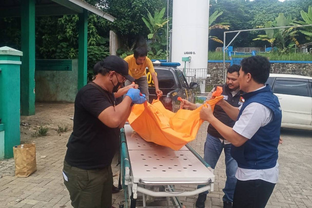 Seorang wanita berinisial M (46) warga Kelurahan Sukaratu, Kecamatan Majasari, ditemukan sudah tak bernyawa di sebuah kamar wisma di Pandeglang. Foto: Humas Polres Pandeglang