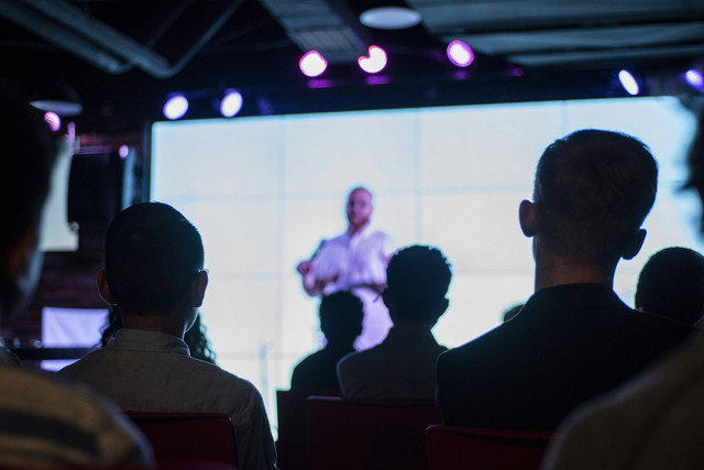 Ilustrasi tips public speaking. Unsplash.com/Kevin-Gonzalez