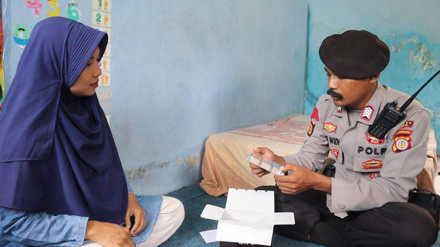 Anggota Polres Bantul saat mengantarkan sepaket makanan tambahan Polri (MTP) ke rumah seorang ibu hamil bernama Elena (29), asal Trimulyo, Jetis, Kabupaten Bantul. Foto: Dok. Polres Bantul