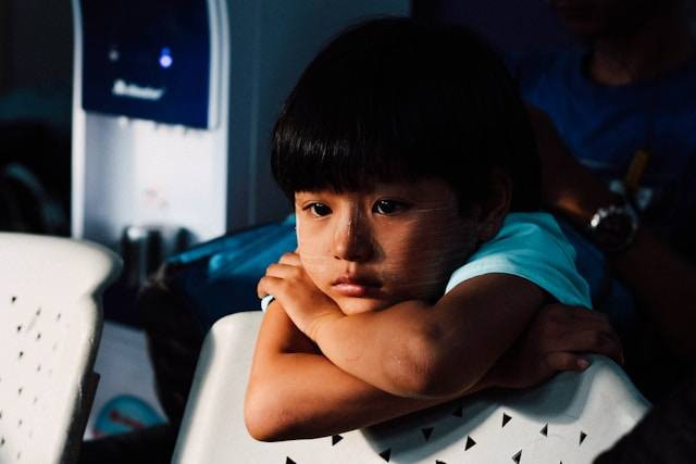 Ilustrasi ciri-ciri anak depresi karena orang tua. Foto: Chinh Le Duc/Unsplash