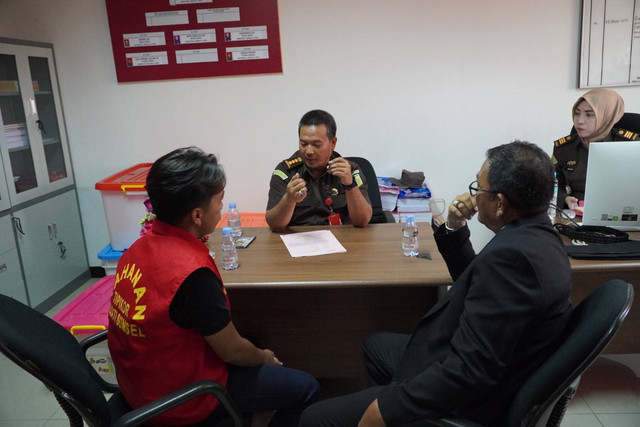 Tersangka AS saat diperiksa Penyidik Pidsus Kejati Sumsel, Foto : Istimewa