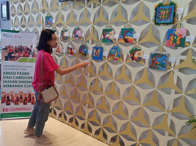 Kreasi kolase clay karya para penyintas kanker dipajang di lobi Crown Prince Hotel Surabaya. Foto: Masruroh/Basra