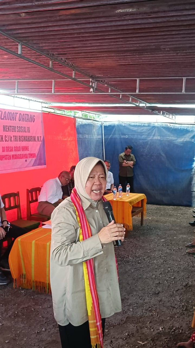 Mensos Tri Rismaharini dengarkan keluahan warga Desa Golo Wune, Manggarai, NTT. Bagikan sembako hingga alat bantuan disabilitas, Minggu (25/2/2024). Foto: Thomas Bosco/kumparan