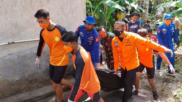 Tim SAR gabungan mengevakuasi jenazah anonim di Panjang, Bandar Lampung. | Foto : Dok. Basarnas Lampung