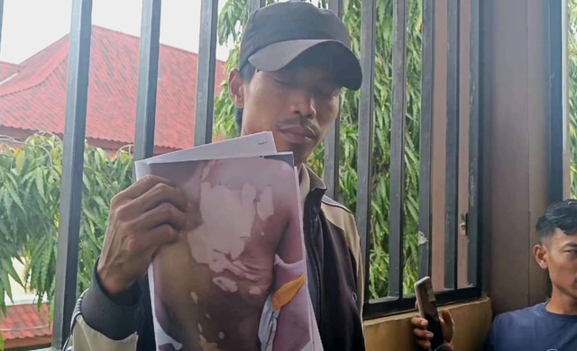 Kakak kandung korban saat membuat laporan ke polisi. (ist)