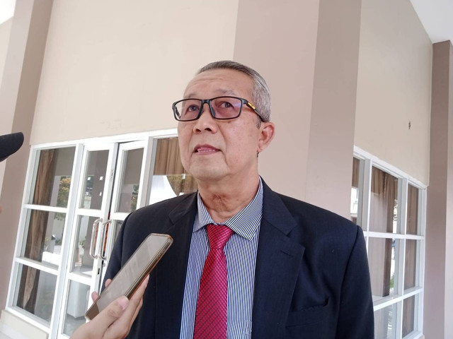 Penjabat (Pj) Wali Kota Cirebon, Agus Mulyadi, saat memberikan keterangan pers. Foto: Tarjoni/Ciremaitoday