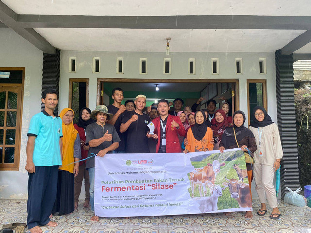 Pembuatan Fermentasi Pakan Ternak Bersama Padukuhan Sremo Lor
