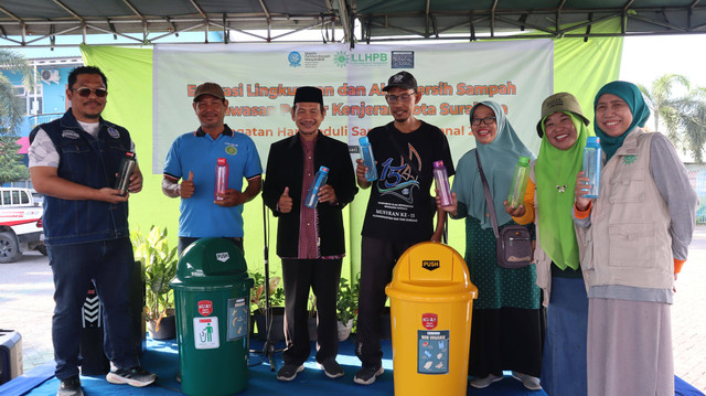Penyerahan temoat sampah terpilah dan tumbler, dokumentasi by MPM-PDM Kota Surabaya 