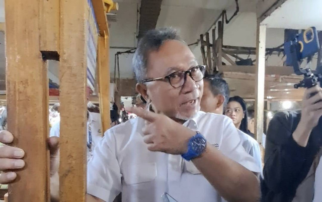Ketum PAN sekaligus Menteri Perdagangan, Zulkifli Hasan, di Pasar Klender, Jakarta Timur pada Senin (28/2). Foto: Widya Islamiati/kumparan