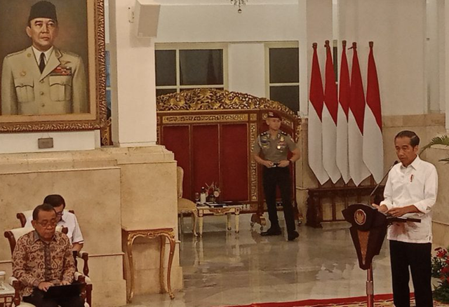 Presiden Jokowi menyampaikan pengantar Sidang Kabinet Paripurna tentang Persiapan Ramadan dan Idul Fitri 1445 H di Istana Negara, Jakarta, Senin (26/2/2024). Foto: ANTARA/Rangga Pandu