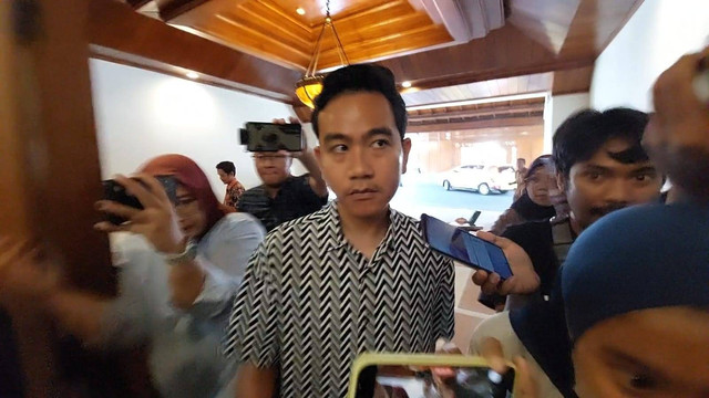 Wali kota Solo, Gibran Rakabuming Raka dikerubuti wartawan. Foto: Dok. kumparan