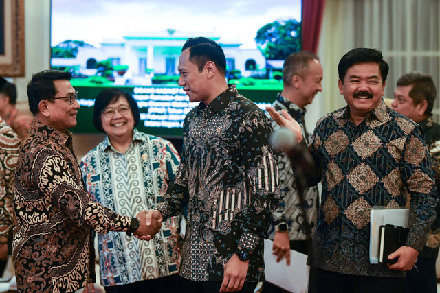 Menteri ATR/Kepala BPN Agus Harimurti Yudhoyono (kedua kanan) berjabat tangan dengan Kepala Staf Kepresidenan Moeldoko (kiri) disaksikan Menteri LHK Siti Nurbaya (kedua kiri) dan Menkopolhukam Hadi Tjahjanto jelang Sidang Kabinet Paripurna di Istana. Foto: Sigid Kurniawan/Antara Foto