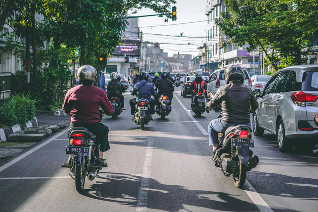 Ilustrasi Contoh Argumen Mendukung tentang Larangan Siswa Bersepeda Motor ke Sekolah. Sumber: Unsplash/Fikih Rasyid