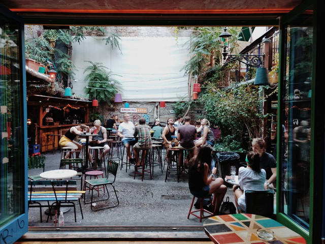 [Tempat Sarapan di Seminyak] Foto hanya ilustrasi, bukan tempat sebenarnya. Sumber: unsplash/LiamMckay